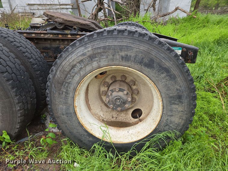 image for item EN8962 1998 Freightliner FL112 semi truck