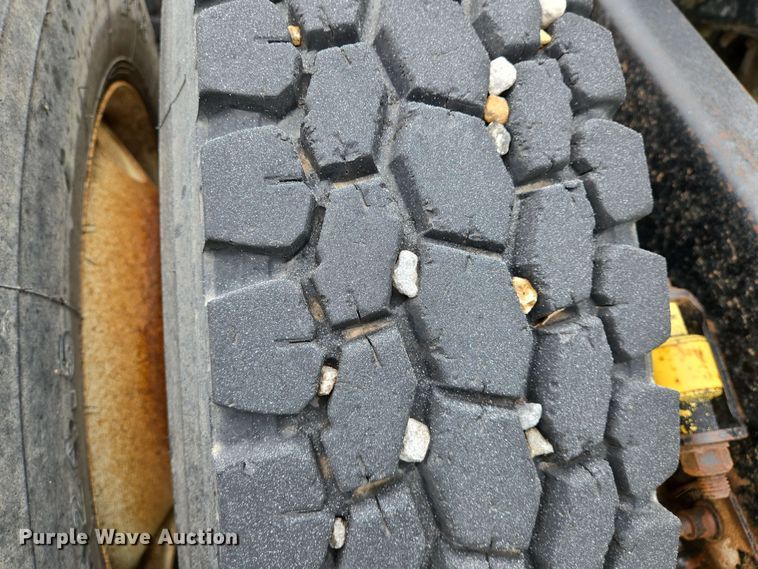 image for item EN8962 1998 Freightliner FL112 semi truck