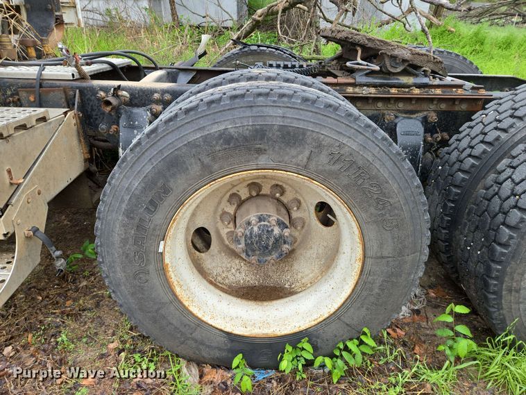 image for item EN8962 1998 Freightliner FL112 semi truck