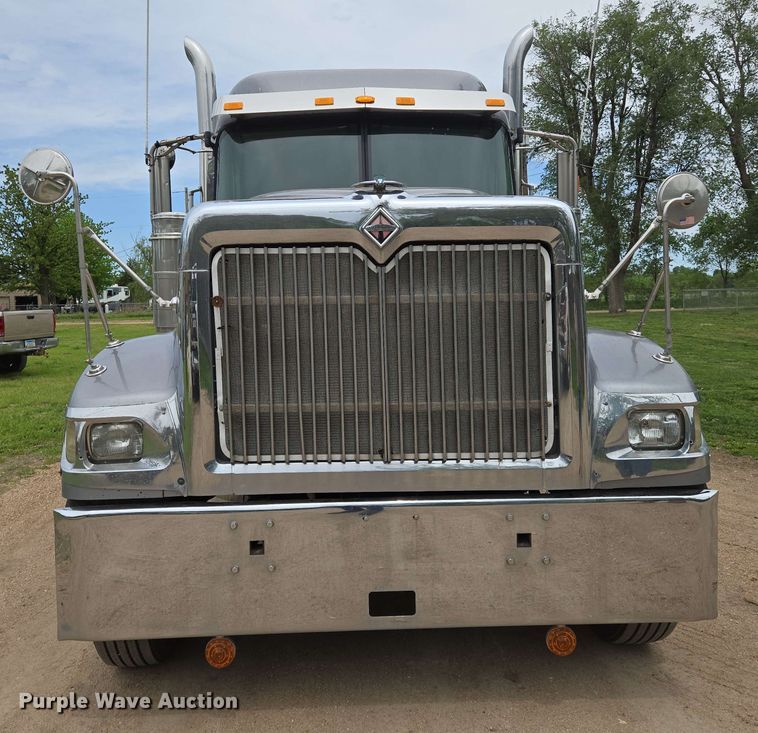 image for item EN8965 2007 International 9900ix semi truck