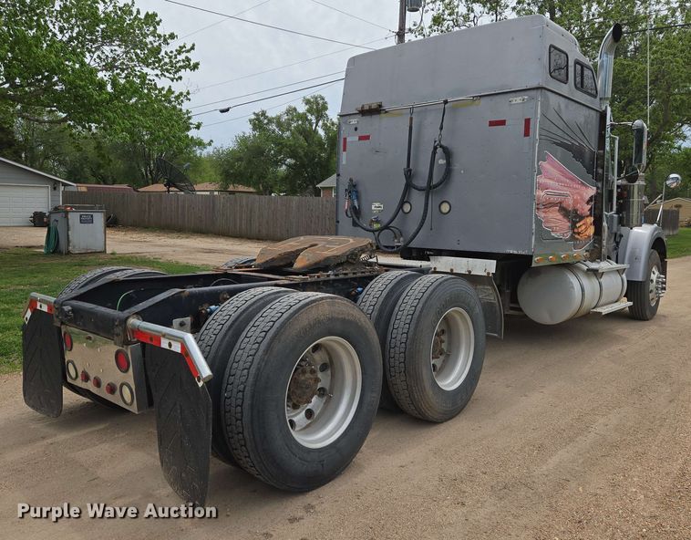 image for item EN8965 2007 International 9900ix semi truck