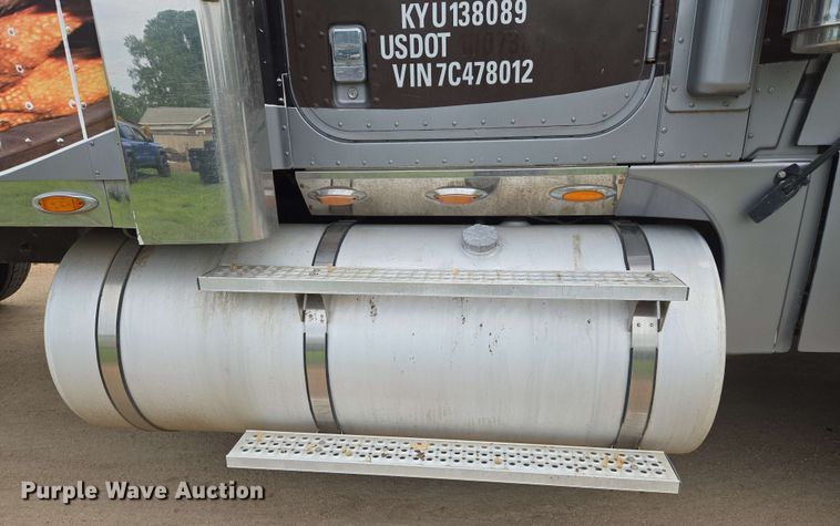 image for item EN8965 2007 International 9900ix semi truck