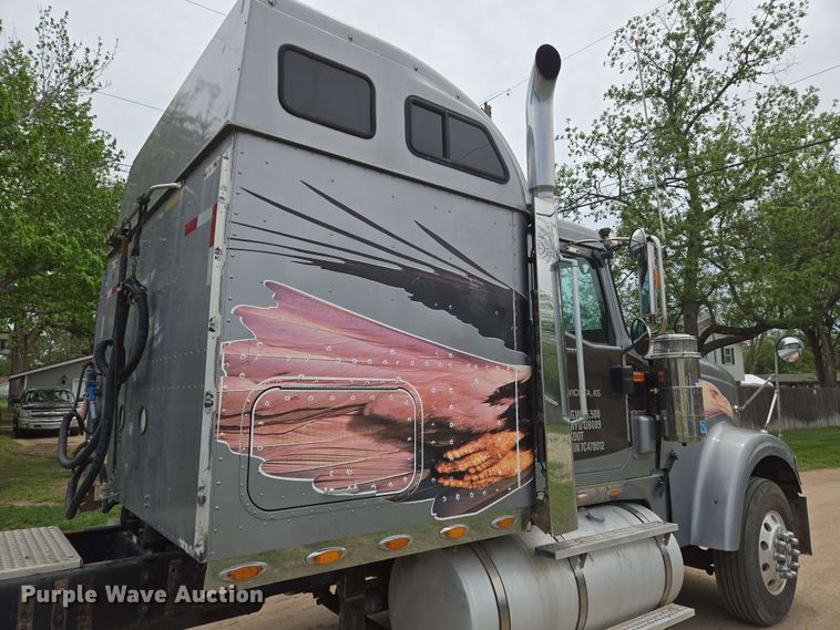 image for item EN8965 2007 International 9900ix semi truck