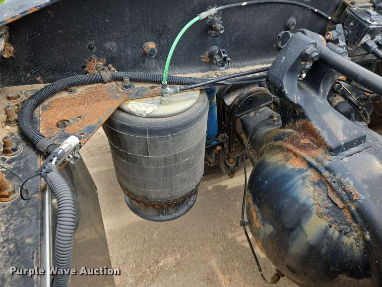 image for item EN8965 2007 International 9900ix semi truck