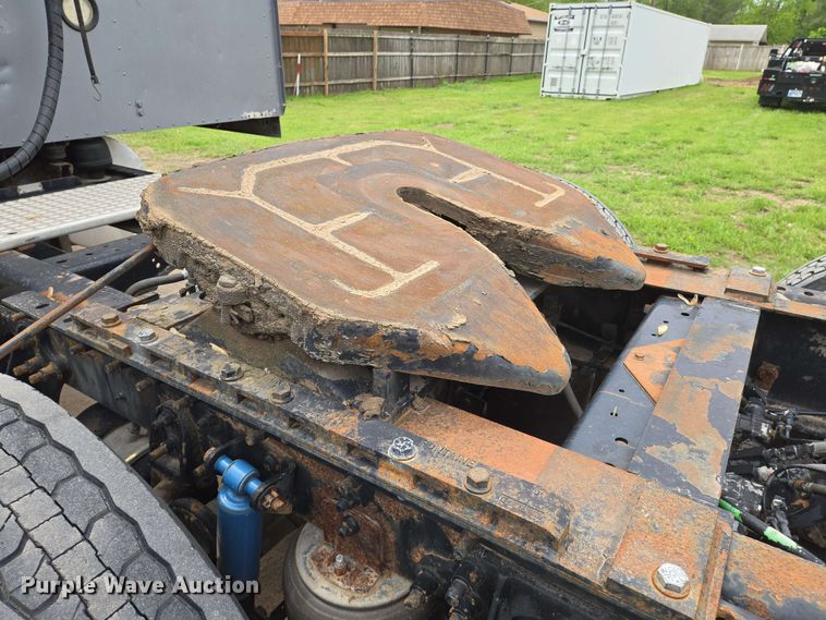 image for item EN8965 2007 International 9900ix semi truck