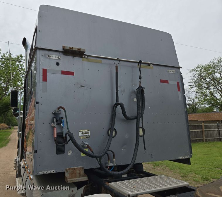 image for item EN8965 2007 International 9900ix semi truck