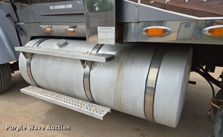 image for item EN8965 2007 International 9900ix semi truck