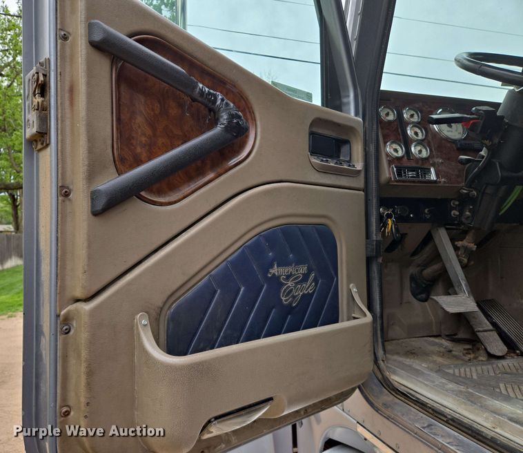 image for item EN8965 2007 International 9900ix semi truck