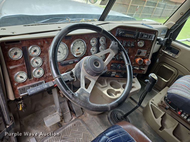 image for item EN8965 2007 International 9900ix semi truck