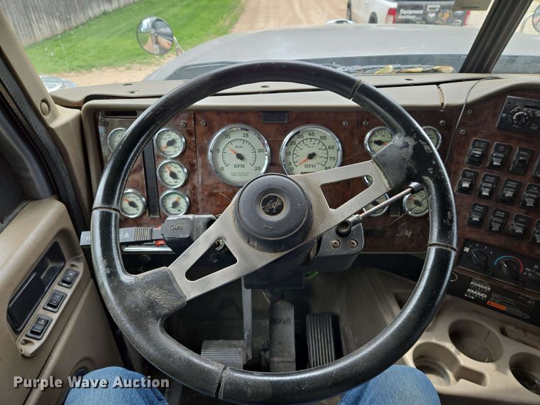 image for item EN8965 2007 International 9900ix semi truck