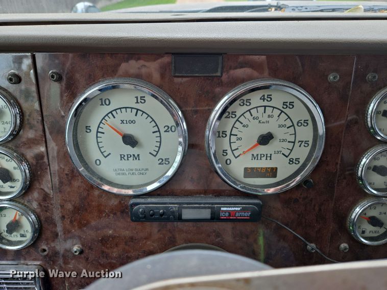 image for item EN8965 2007 International 9900ix semi truck