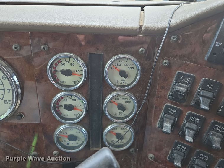 image for item EN8965 2007 International 9900ix semi truck