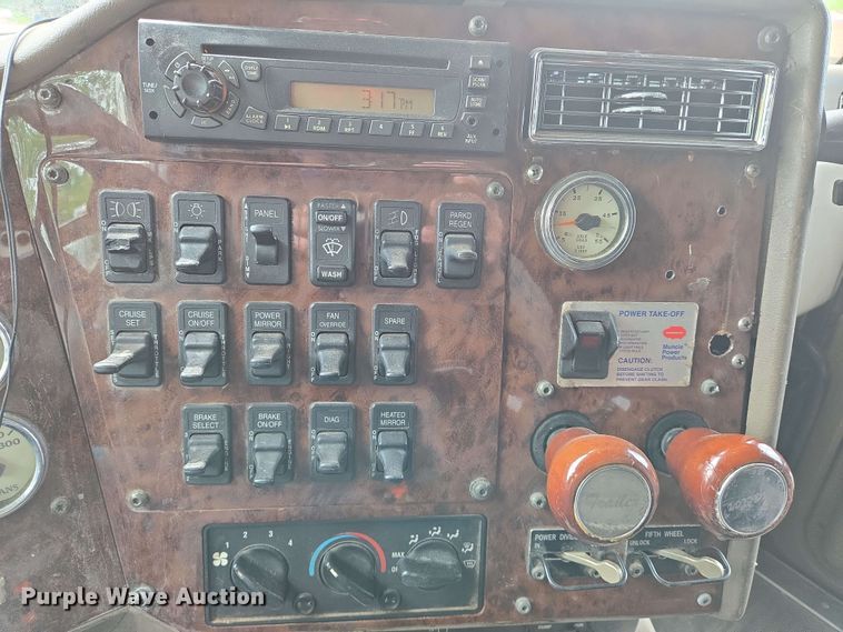 image for item EN8965 2007 International 9900ix semi truck