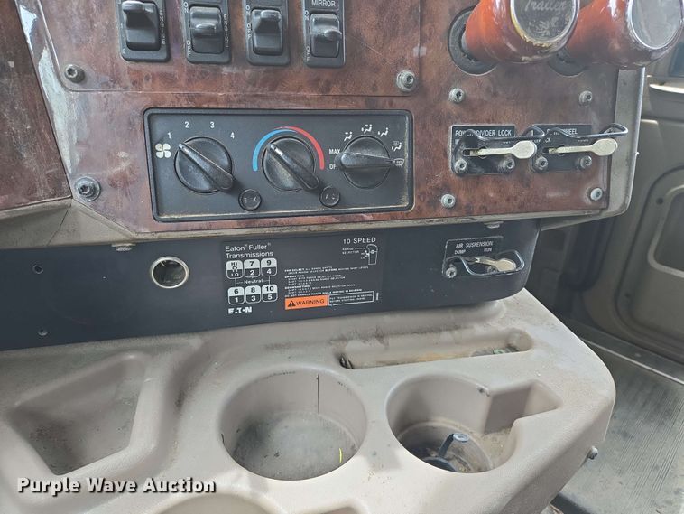 image for item EN8965 2007 International 9900ix semi truck