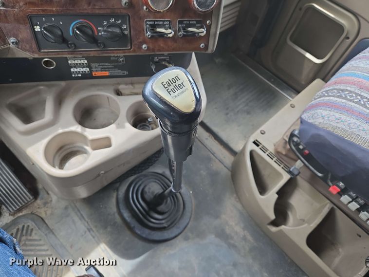 image for item EN8965 2007 International 9900ix semi truck