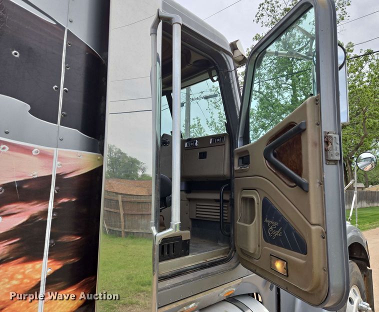 image for item EN8965 2007 International 9900ix semi truck