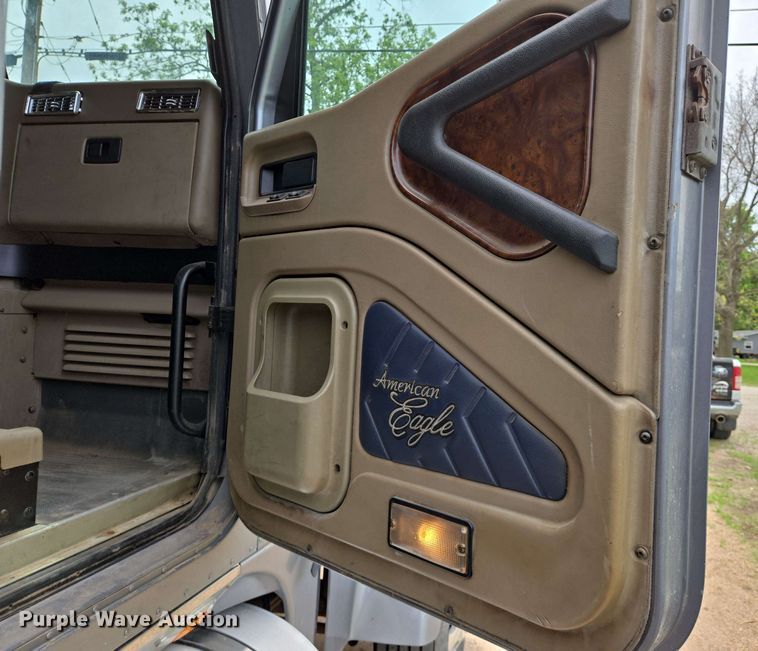 image for item EN8965 2007 International 9900ix semi truck