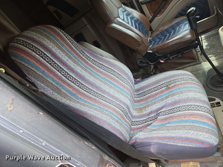 image for item EN8965 2007 International 9900ix semi truck