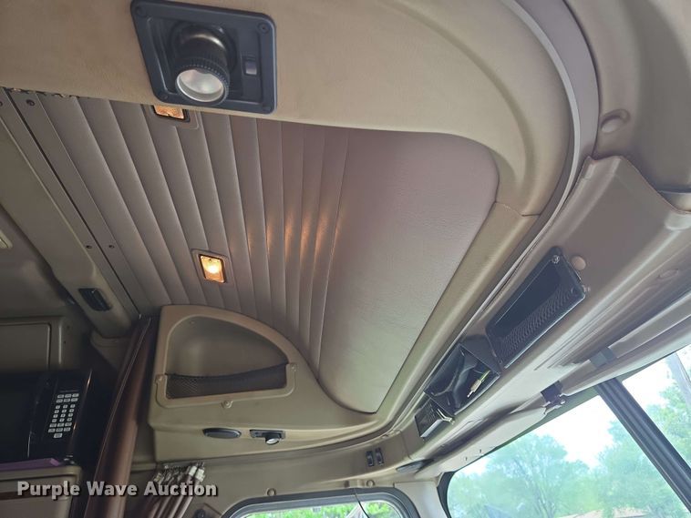 image for item EN8965 2007 International 9900ix semi truck