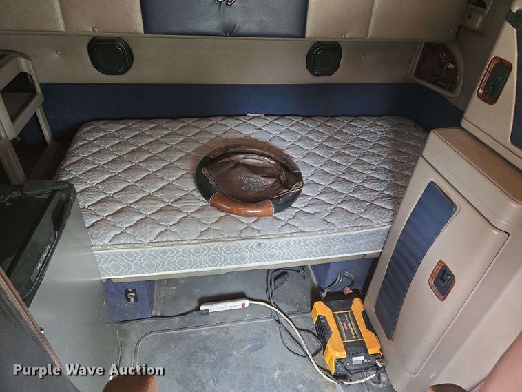 image for item EN8965 2007 International 9900ix semi truck