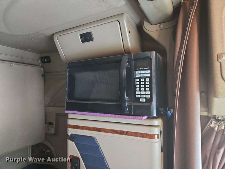 image for item EN8965 2007 International 9900ix semi truck