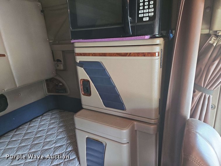 image for item EN8965 2007 International 9900ix semi truck