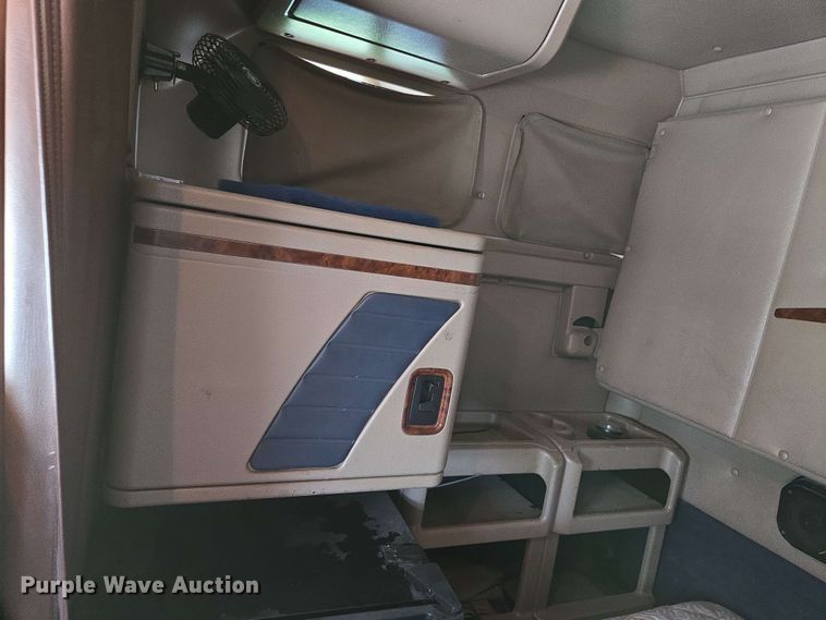 image for item EN8965 2007 International 9900ix semi truck