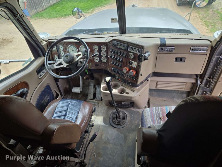 image for item EN8965 2007 International 9900ix semi truck