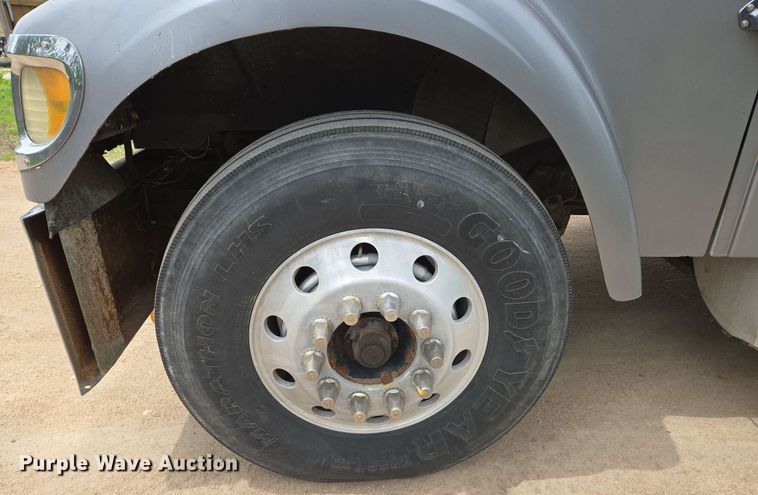 image for item EN8965 2007 International 9900ix semi truck