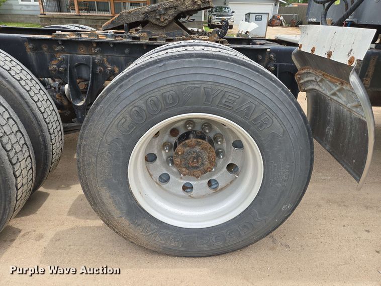 image for item EN8965 2007 International 9900ix semi truck