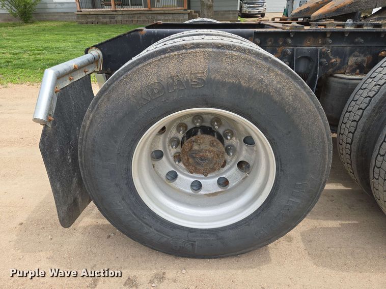 image for item EN8965 2007 International 9900ix semi truck