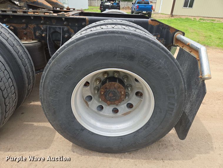 image for item EN8965 2007 International 9900ix semi truck