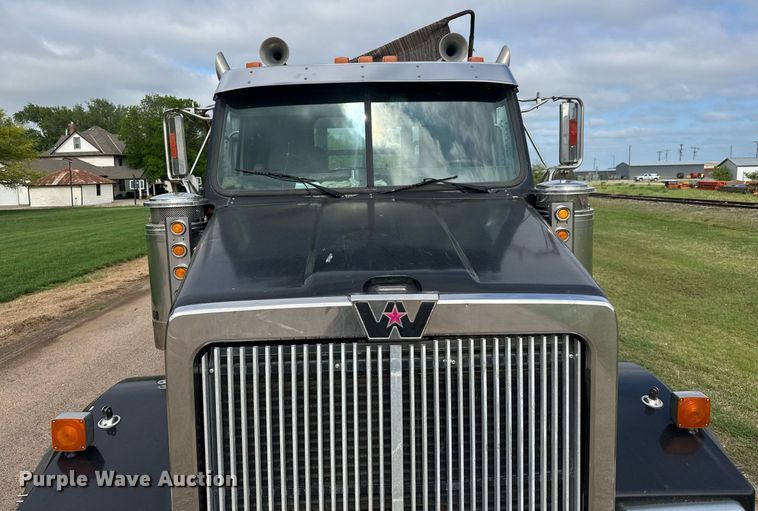 image for item EQ1415 2006 Western Star 4900FA roll-off container truck