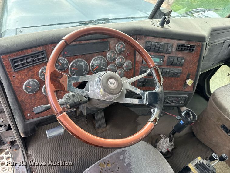 image for item EQ1415 2006 Western Star 4900FA roll-off container truck