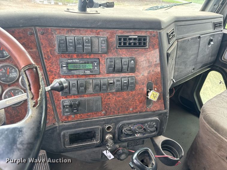 image for item EQ1415 2006 Western Star 4900FA roll-off container truck