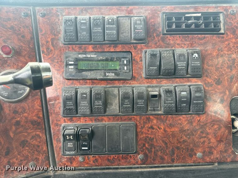 image for item EQ1415 2006 Western Star 4900FA roll-off container truck