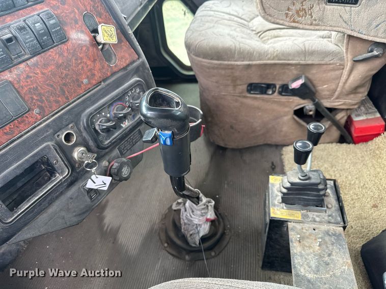 image for item EQ1415 2006 Western Star 4900FA roll-off container truck