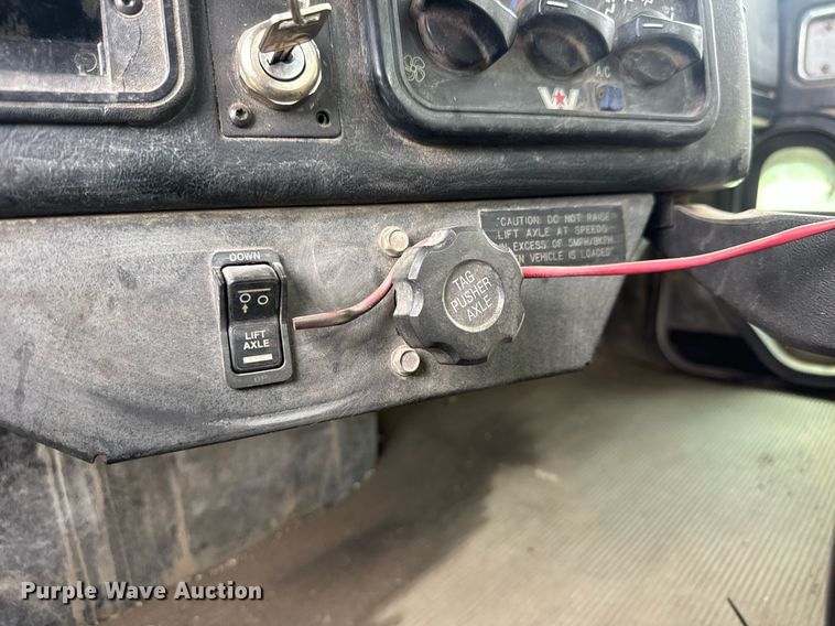 image for item EQ1415 2006 Western Star 4900FA roll-off container truck