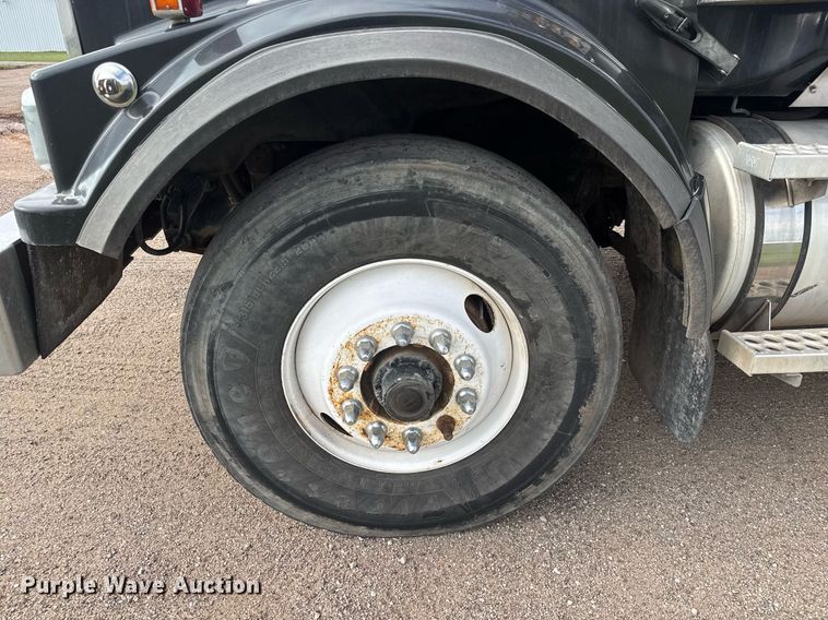 image for item EQ1415 2006 Western Star 4900FA roll-off container truck