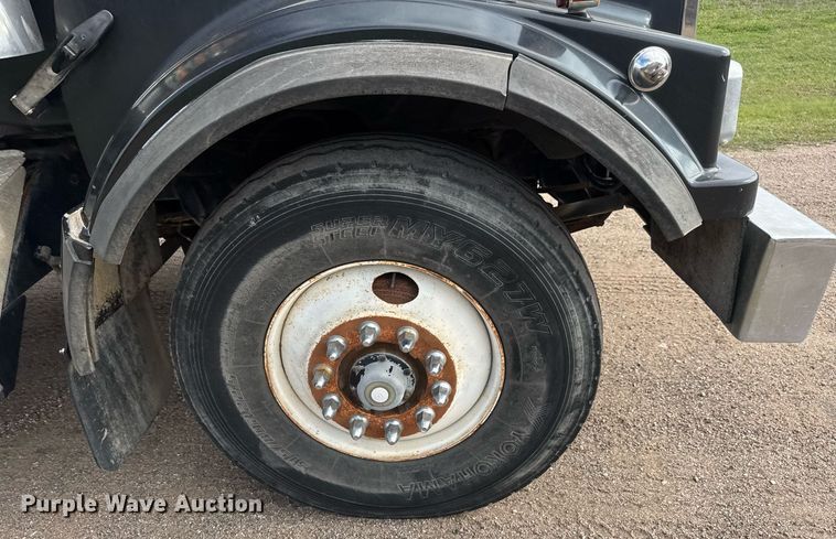 image for item EQ1415 2006 Western Star 4900FA roll-off container truck