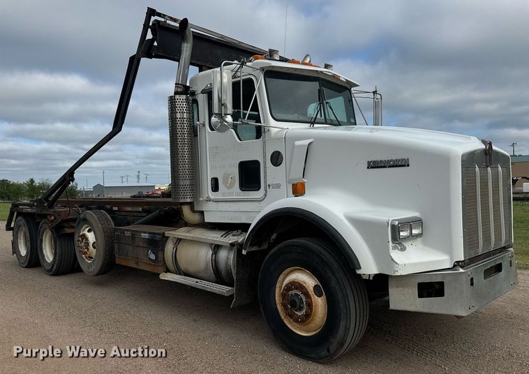 image for item EQ1416 2004 Kenworth T800 roll-off container truck