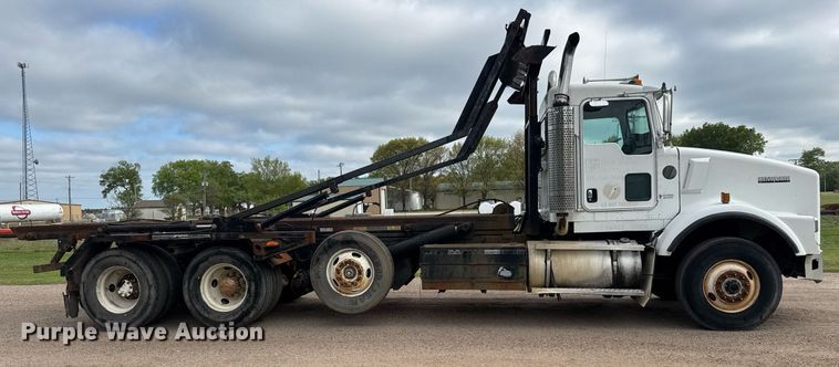 image for item EQ1416 2004 Kenworth T800 roll-off container truck