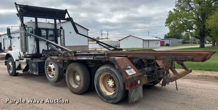 image for item EQ1416 2004 Kenworth T800 roll-off container truck