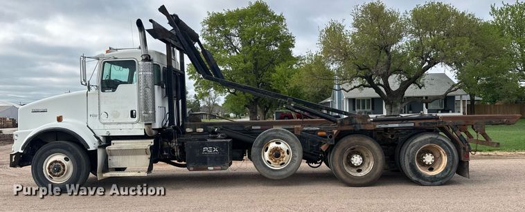 image for item EQ1416 2004 Kenworth T800 roll-off container truck