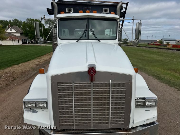 image for item EQ1416 2004 Kenworth T800 roll-off container truck