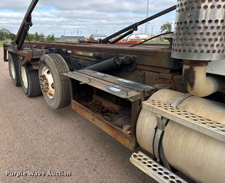 image for item EQ1416 2004 Kenworth T800 roll-off container truck