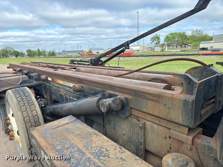 image for item EQ1416 2004 Kenworth T800 roll-off container truck