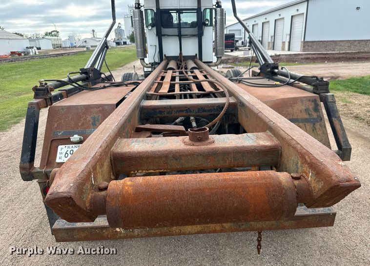 image for item EQ1416 2004 Kenworth T800 roll-off container truck