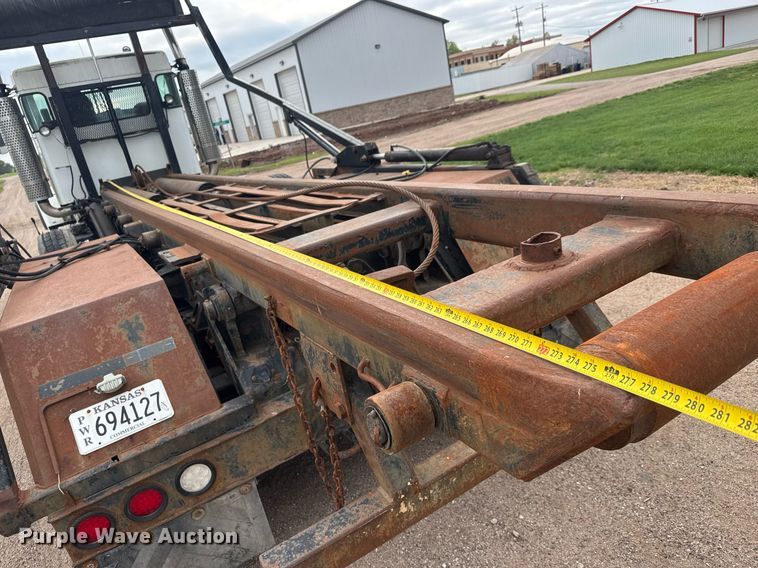 image for item EQ1416 2004 Kenworth T800 roll-off container truck