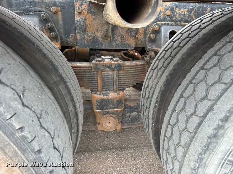 image for item EQ1416 2004 Kenworth T800 roll-off container truck